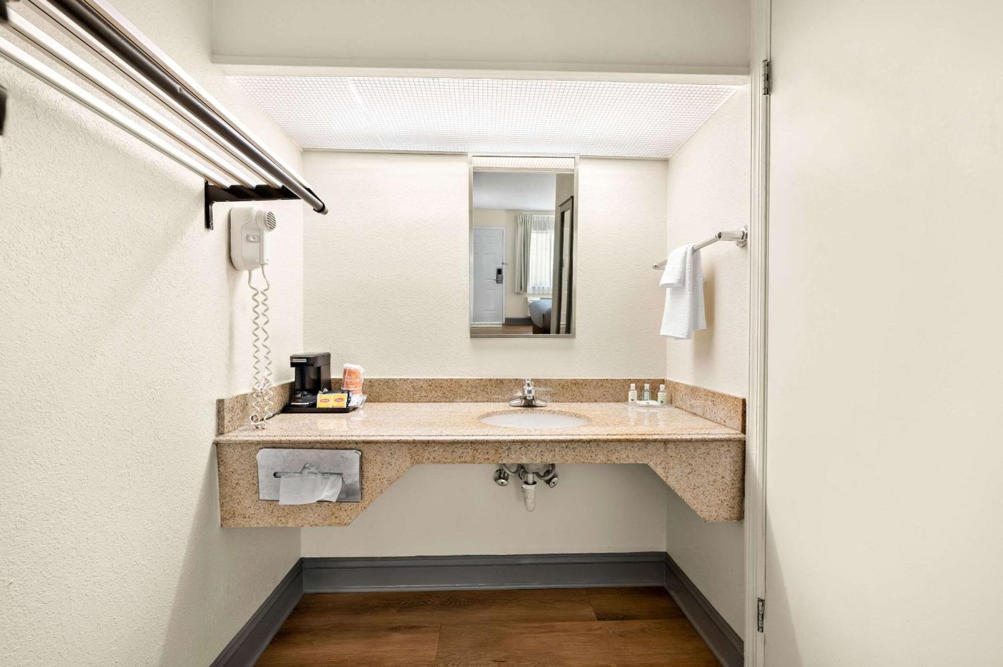 Quality Inn Pelham I-65 Exit 246 Extérieur photo